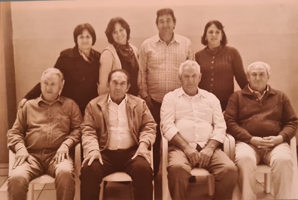 Família imigrante Barchi, o segundo sentado com jaqueta é Basilio Barchi, pai de Magali, junto com seus irmãos