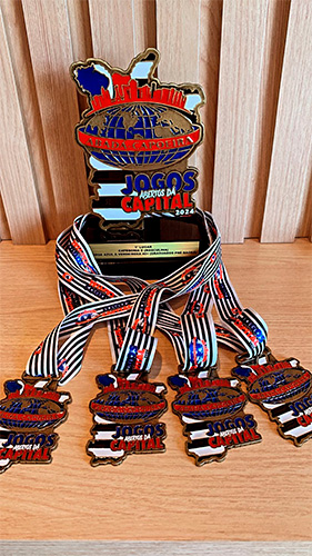 Reprodução/Redes Sociais - O troféu e as medalhas conquistadas pelo atleta assisense nos Jogos Abertos - Foto: Reprodução/Redes Sociais