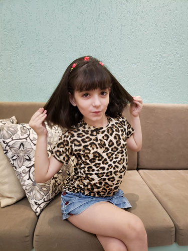 Divulgação - Menina de Assis doa cabelos para pacientes em tratamento contra o câncer