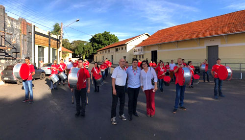 Divulgação - Fanfarra da Escola Lourdes Pereira reúne três gerações durante desfile no Aniversário de Assis