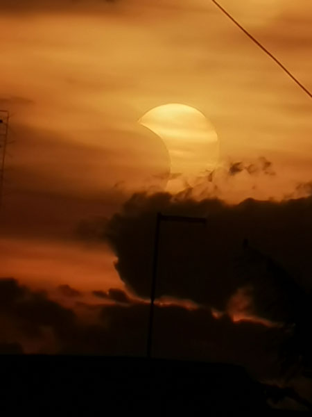 Rafael Hernandes - Eclipse solar em Assis feito com câmera de celular