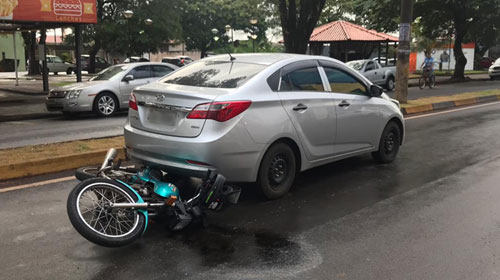 AssisCity - Acidente com moto e carro na Avenida Dom Antônio em Assis