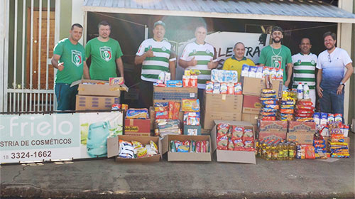 divulgação - entrega alimentos arrecadados para a casa de acolhida de Assis em Jaú