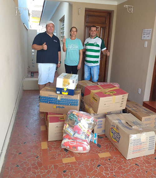 divulgação - entrega alimentos arrecadados para a casa de acolhida de Assis em Jaú