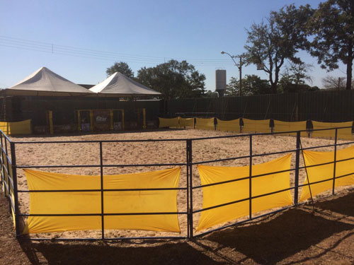 Divulgação - Mini arena foi montada para as crianças participarem de mini rodeio