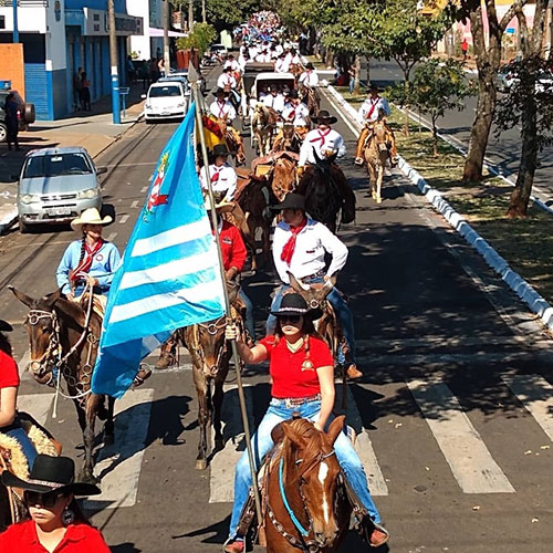 divulgação - Dezenas de cavaleiros participaram da cavalgada que percorreu o centro de Assis