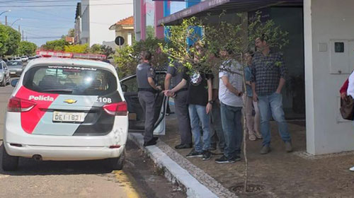 AssisCity - A mulher foi detida pelas vendedoras até a chegada da Polícia Militar