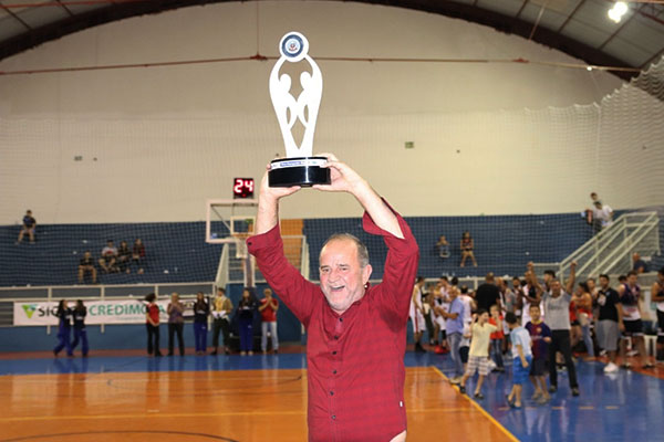 AssisCity - Prefeito José Fernandes levanta o troféu de vice-campeão dos Jogos Regionais de Assis