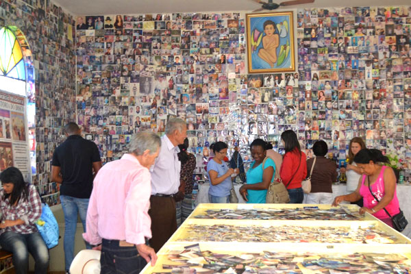 Divulgação - Fiéis se reúnem para conhecer o túmulo de Antonio Marcelino, a quem são atribuídos muitos milagres