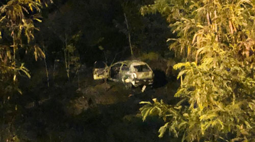 Divulgação G1 - Carro caiu em uma ribanceira e começou a pegar fogo em Marília (SP)