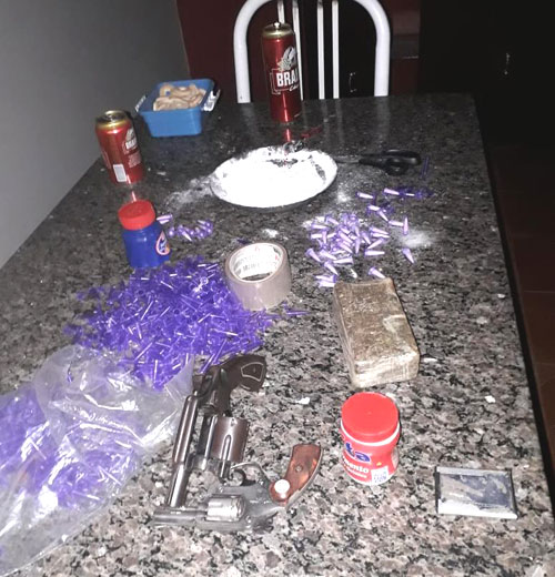 Divulgação - Drogas e armas foram apreendidas pela PM em Tupã