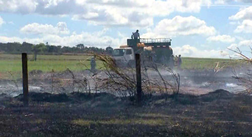 Divulgação G1 - Caminhões-pipa de usinas da região ajudaram no combate ao incêndio