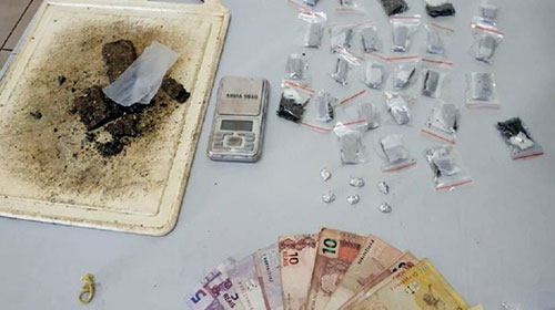 Divulgação - Drogas e dinheiro foram apreendidos durante ocorrência em Cândido Mota