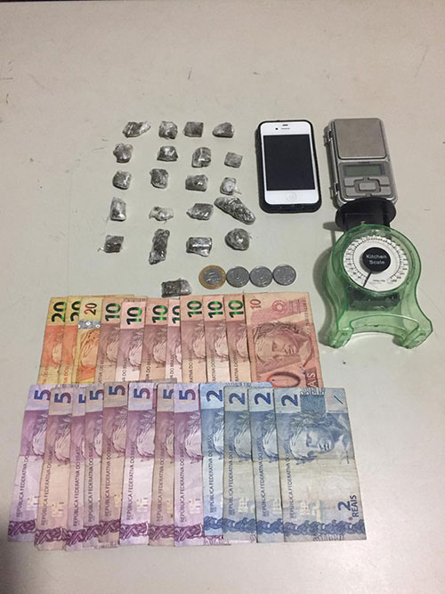 Divulgação Polícia Militar - Na casa do adolescente foram encontradas diversas porções de drogas e dinheiro