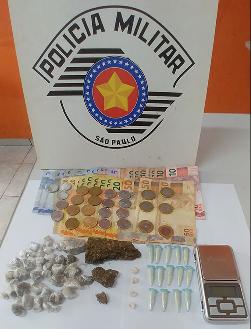 Divulgação Polícia Militar - Foram apreendidas 33 porções de maconha acondicionadas em plástico filme, 14 pinos com cocaína e 4 pedras de crack, além de R$ 506,50 em dinheiro