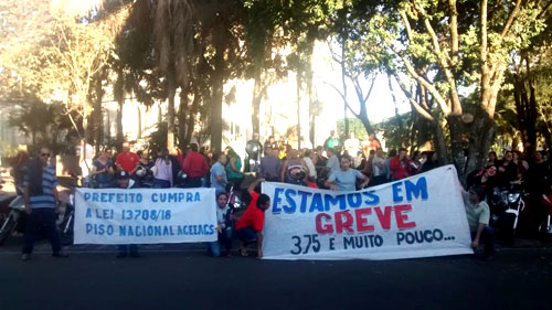Divulgação - Servidores públicos paralisam atividades e protestam em frente à prefeitura de Tupã