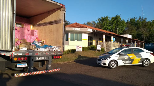 Divulgação PM Rodoviária - O carregamento estava em um caminhão tracionando um semi-reboque com placas do Paraná
