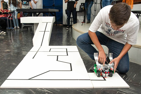 Divulgação - Equipes desenvolveram programações de um robô Lego utilizando sensores de cor ultrassônico