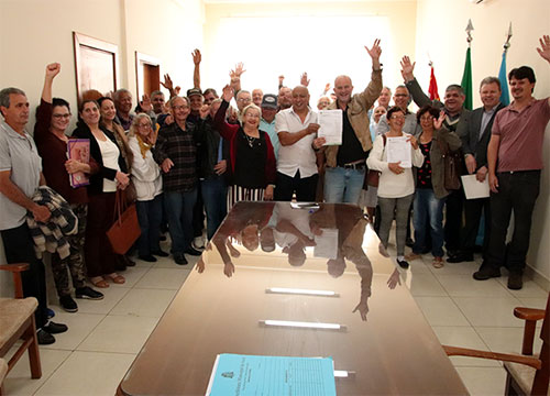Divulgação PMA - Moradores do Jardim Rezende durante entrega da Certidão de Regularização Fundiária pelo prefeito de Assis, José Fernandes