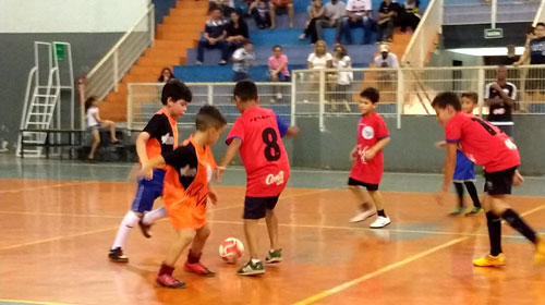 Divulgação - Prefeitura de Assis oferece aulas de futsal do PV48 na EMEIF Coraly Júlia