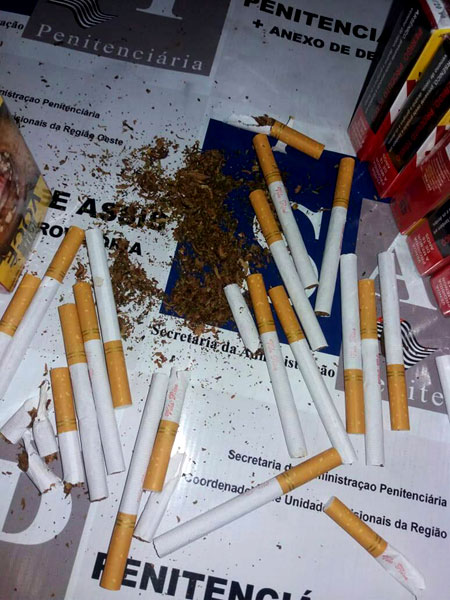 Divulgação SAP - Mulher foi detida após tentar entrar na Penitenciária de Assis com cigarros de maconha