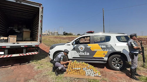 Divulgação/ Polícia Militar Rodoviária - Os 141 tabletes da droga estavam dentro de um armário de madeira no baú do caminhão
