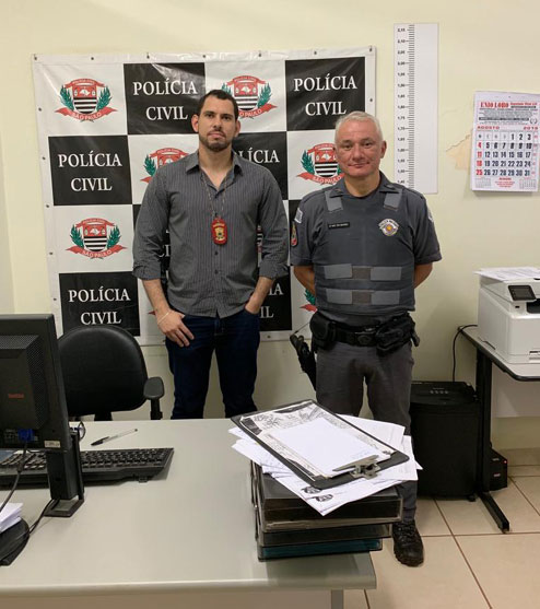 divulgação Polícia Civil - O delegado Gustavo Barbosa de Siqueira junto ao sargento PM Magno que conduziu a ocorrência