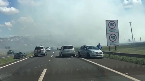 Divulgação - No início do mês, seis carros e um caminhão se envolveram em um acidente devido à fumaça de incêndio em mato em Pederneiras