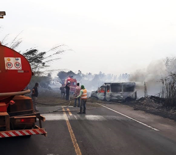 Divulgação - Van e caminhão pegaram fogo e quatro pessoas morreram carbonizadas na rodovia em Martinópolis