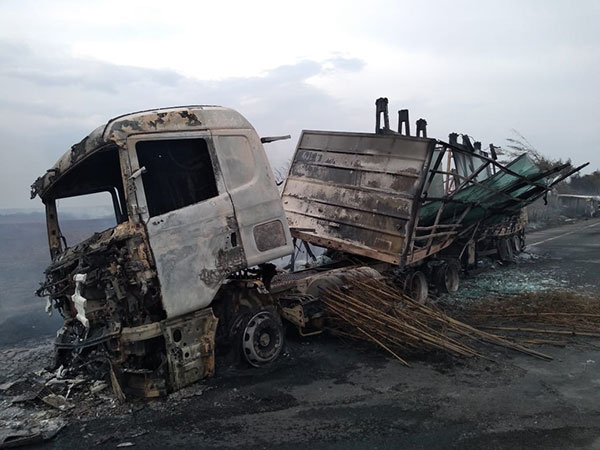 Divulgação - Caminhão também se envolveu em acidente e ficou destruído pelas chamas