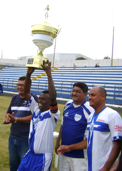 Divulgação - Luisinho da Desportiva recebe o troféu de campeão