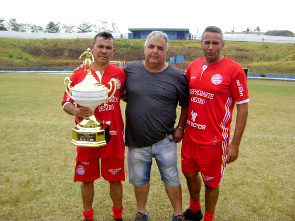 Divulgação - Dézinho, Petão e Marquinhos do Juventude receberam o troféu de vice
