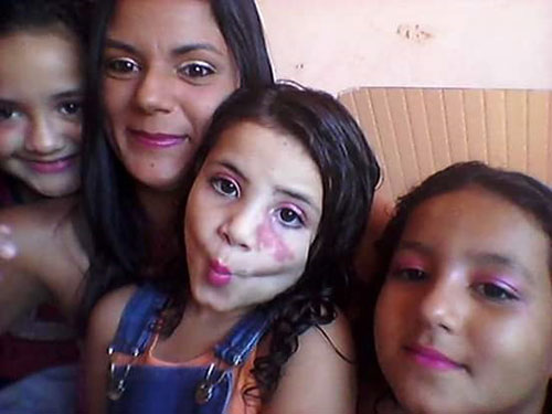 Arquivo Pessoal - Carolina com as filhas Heloísa, Lorena e Lívia