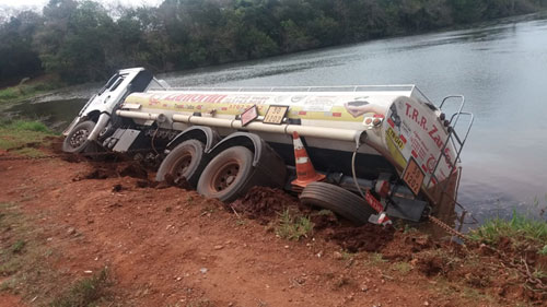 Duh Meira - Caminhão carregado com 3 mil litros de óleo diesel tomba em lagoa de Ibirarema