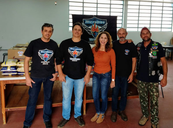 Divulgação - Presidente do Fundo Social, Luciana Barreto Fernandes, juntamente com os integrantes do Micróbios Motoclube