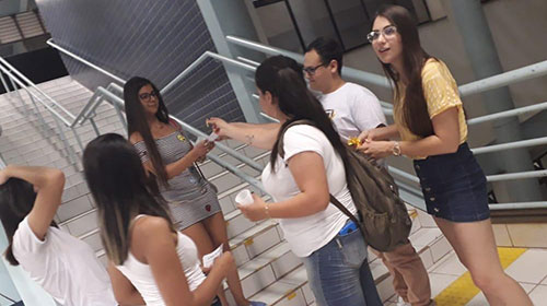 divulgação - Os alunos permaneceram na escada da universidade durante o intervalo