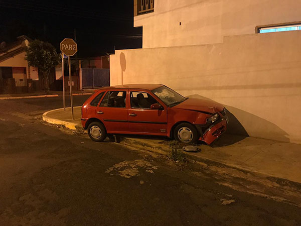 AssisCity - Veículo subiu na calçada e bateu no muro de uma casa na Vila Operária, em Assis