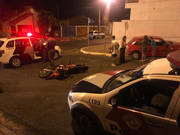 AssisCity - Motociclista foi socorrido pela equipe do SAMU e motorista do carro encaminhado ao Plantão Policial