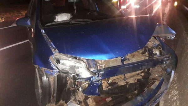 Ricardo Oliveira/The Brothers - Toyota Etios azul com placas de Jacarezinho bateu contra a mureta e felizmente ninguém ficou ferido