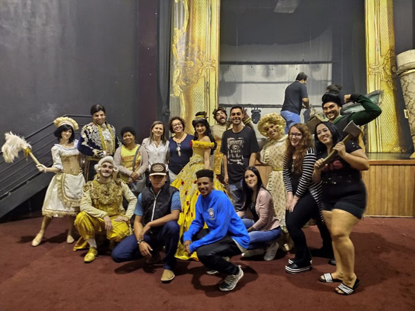 Divulgação - Grupo tirou foto e conversou com os integrantes do elenco