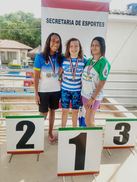 Divulgação - Ana Júlia Santos de Oliveira (ao centro) conquistou o ouro para Assis nos Jogos Estaduais Infantis