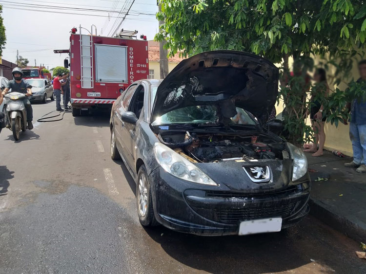 Divulgação - Motor do carro foi atingido pelas chamas na Rua André Perini, em Assis