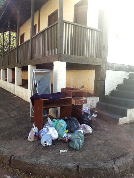 Divulgação - Lixo descartado incorretamente na esquina da Casa de Taipa, em Assis