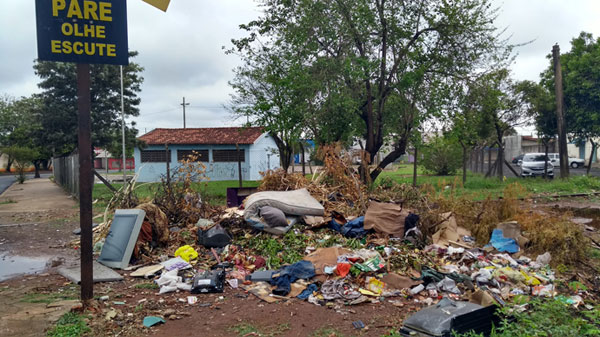 Jean Galvão - Local próximo ao Velório Municipal também é ponto de descarte irregular de lixo
