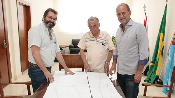 Divulgação - Prefeito José Fernandes, Capitão Coelho e secretário Clovis Marcelino durante reunião