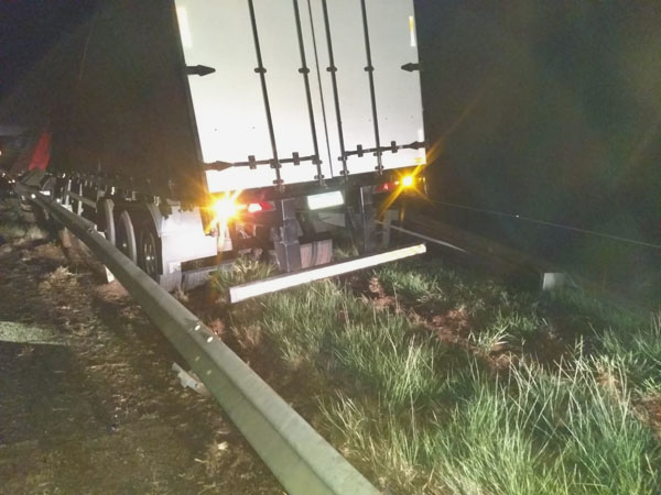 AssisCity - Carreta do Paraná estava carregada com leite e sofreu acidente na Raposo Tavares em Assis