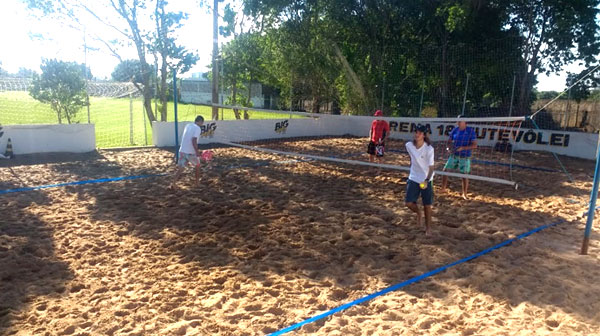 Divulgação - Atletas necessitam apenas de raquetes e de uma bolinha para a prática do Beach Tennis