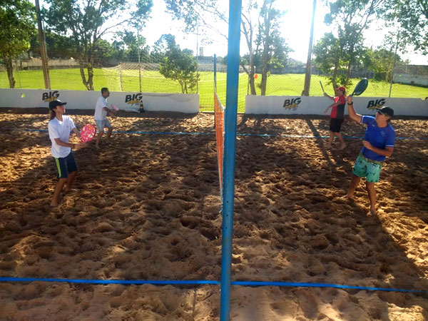 Divulgação - Beach Tennis é praticado em quadras de areia e trabalha a força muscular, a resistência e o reflexo