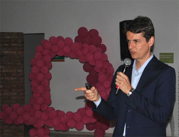 Unimed Assis - Médico Rogério Bocardo destacou a importância do Outubro Rosa durante evento da Unimed Assis