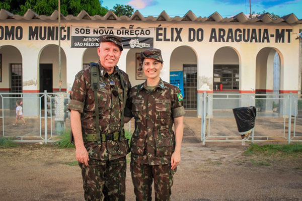 Cedida - 1ª Tenente Camila Dib com o general do Exército Lourival Carvalho Silva, que é de Paraguaçu Paulista
